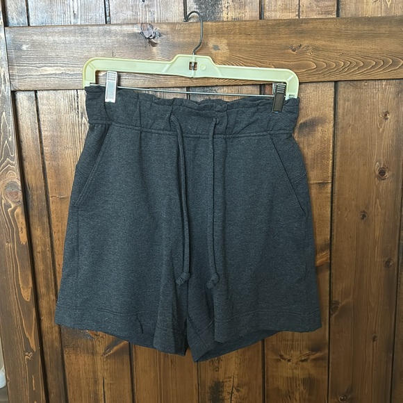 Lululemon Hello Sunday Short, Size 6 - Picture 4 of 11